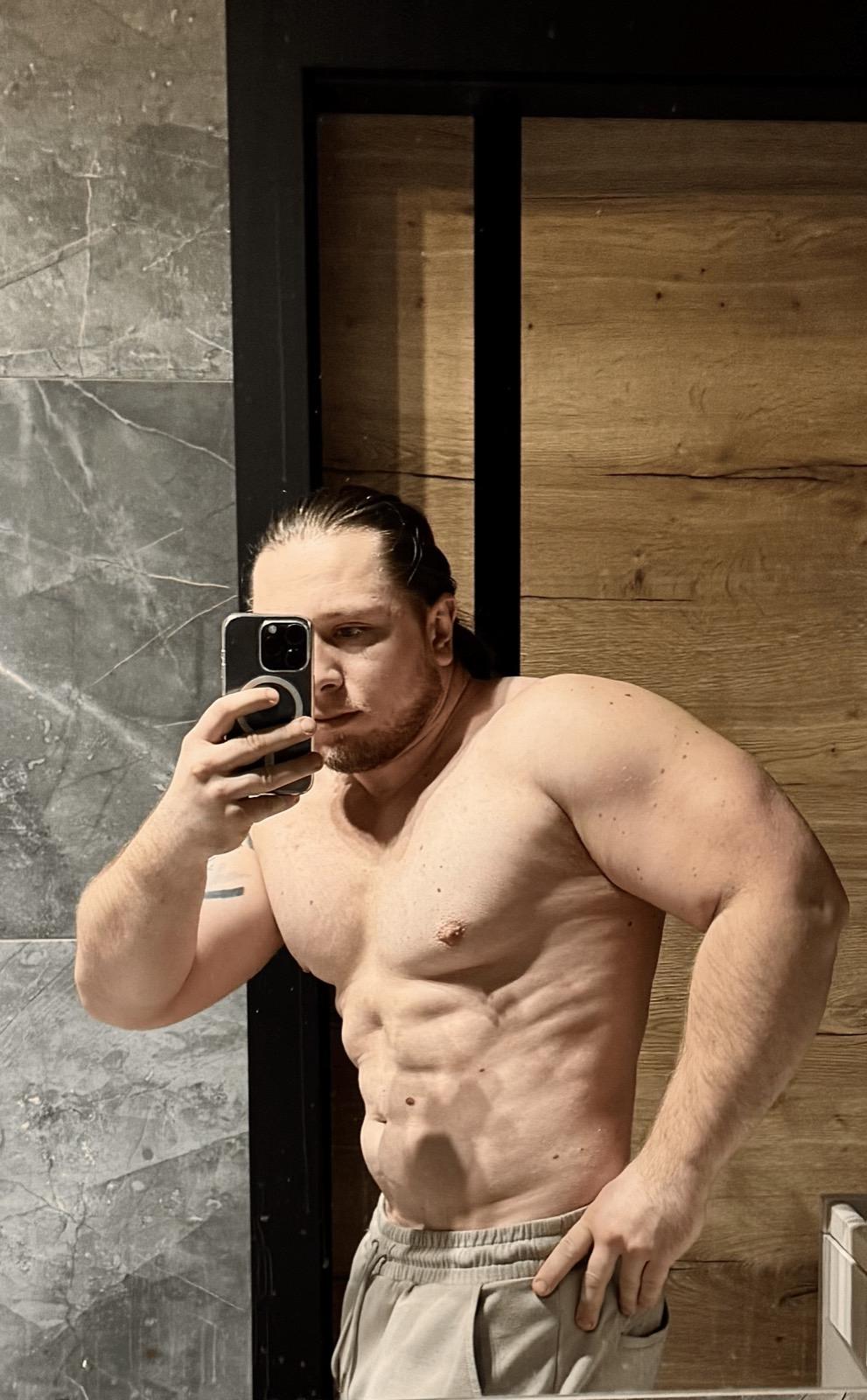 Konrad Dumowski na prywatnym zdjęciu pokazującym formę i efekty wieloletniej pracy treningowej.