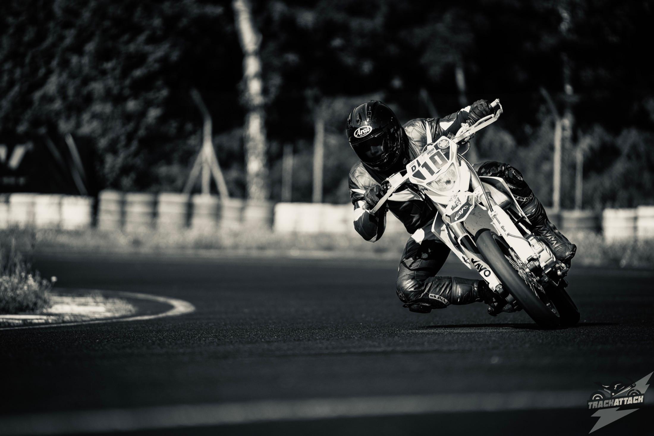 Konrad Dumowski podczas jazdy motocyklem na torze.