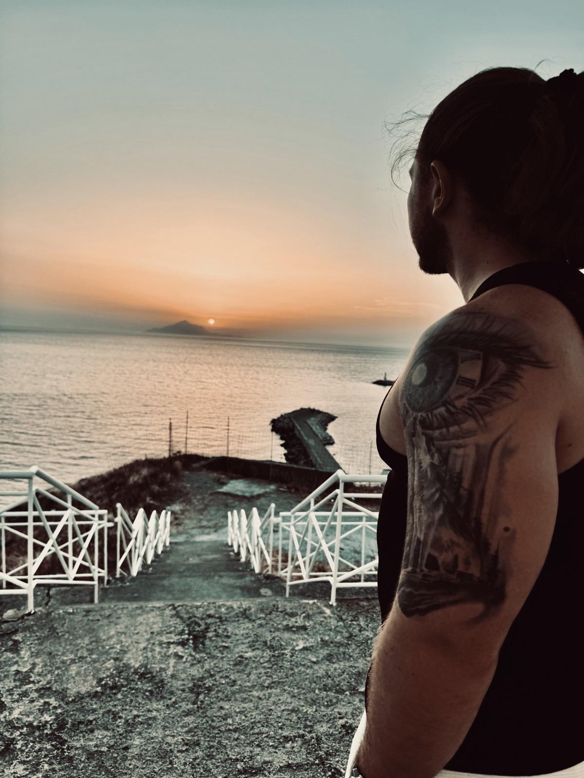 Konrad Dumowski podczas wyjazdu o zachodzie słońca nad morzem.