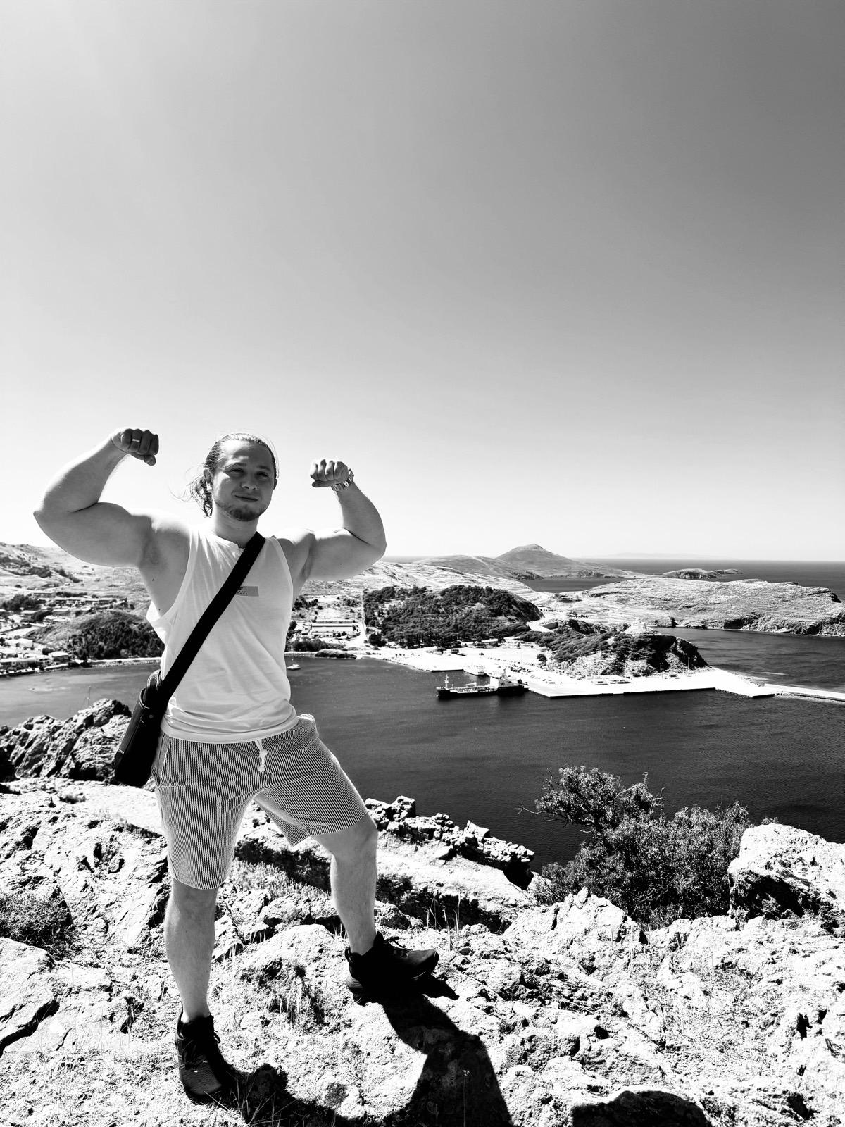 Konrad Dumowski na portretowym zdjęciu poza studiem treningowym.